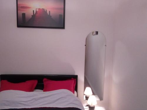 a bed in a room with a picture on the wall at Appartement 3 pièces in Saint-Louis