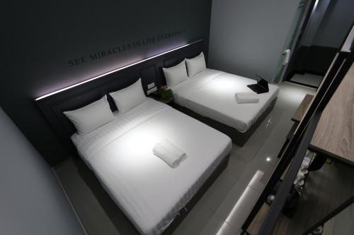 an overhead view of two beds in a small room at Hotel 99 Sri Petaling (Bukit Jalil) in Kuala Lumpur