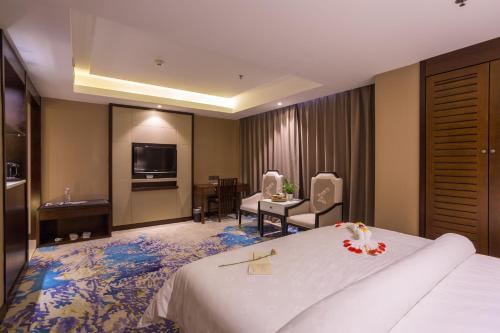 a hotel room with a bed and a television at Metropolo Jinjiang Xuzhou Railway Station Suning Plaza Chudu in Xuzhou