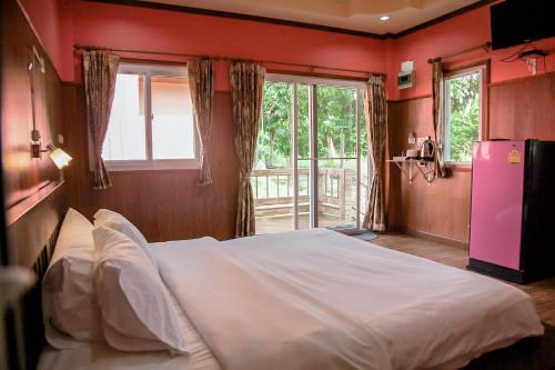 En eller flere senge i et værelse på Koh Tao Garden Resort