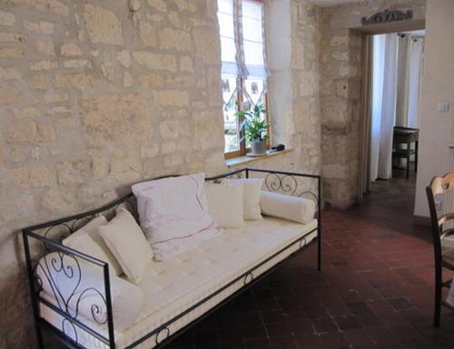 A seating area at Chambres d'hôtes - La rose des champs