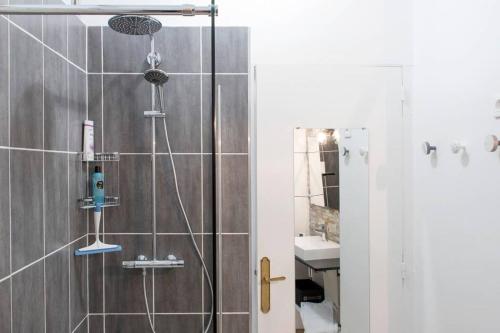 une salle de bain avec une douche avec pommeau de douche dans l'établissement Herse - Corsaire, à Saint-Malo