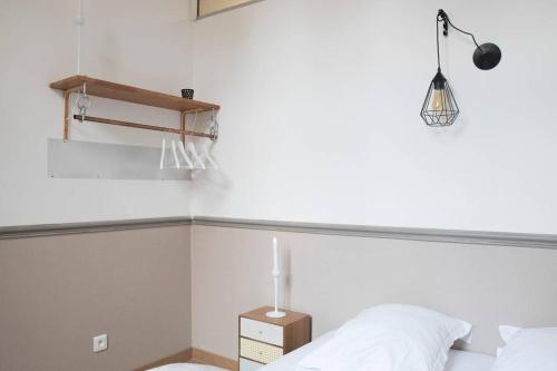 サン・マロにあるHerse - Corsaireのベッドルーム1室(ベッド1台、バスケットボールフープ付)
