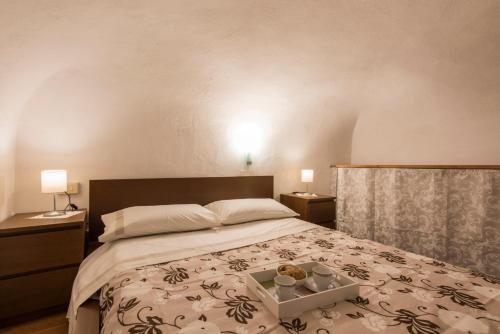 een slaapkamer met een bed en een dienblad bij Casa Raffaella in Pisa