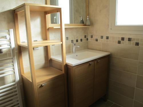 Baño pequeño con lavabo y espejo en Oustau de Bigatié en Lambesc