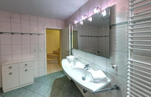 ein Badezimmer mit Waschbecken und Spiegel in der Unterkunft Villa Theresa - Ferienwohnung 1 in Heringsdorf