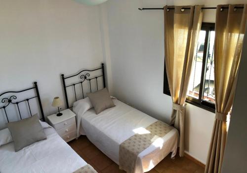 Postel nebo postele na pokoji v ubytování Apartamentos Ajabo Adeje