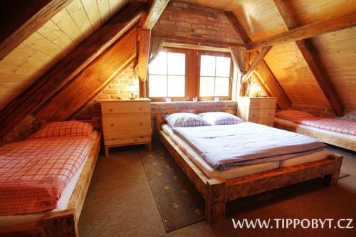 Łóżko lub łóżka w pokoju w obiekcie Chalupa Budín