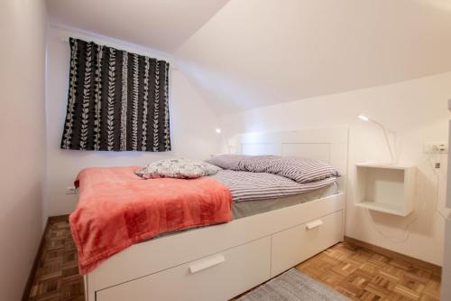 - une chambre avec un lit et une fenêtre dans l'établissement Apartment Amazing View, à Bohinj