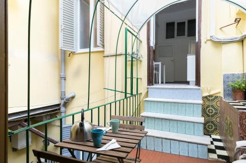 uma varanda com dois bancos de madeira e uma mesa em Art Apartment Navona Square em Roma