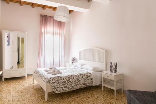 een witte slaapkamer met een bed en een raam bij Art Apartment Navona Square in Rome