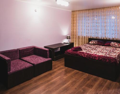 マグニトゴルスクにあるApartment on Karla Marksa 98のベッドルーム(ベッド1台、ソファ付)