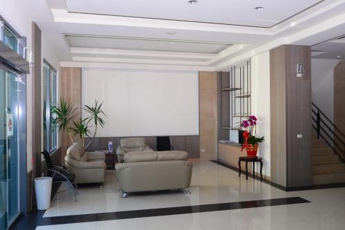 a waiting room with a white screen in a building at Yi Da Lakeside Hotel in Yuchi