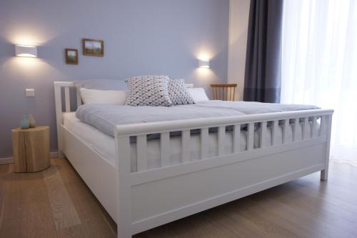 een wit bed in een kamer met een raam bij Ferienwohnung Koje 2 in Ostseebad Karlshagen