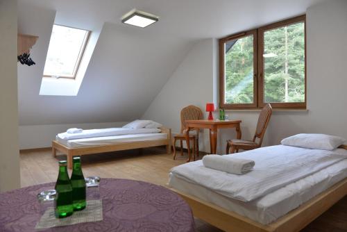 מיטה או מיטות בחדר ב-Leśny Dworek