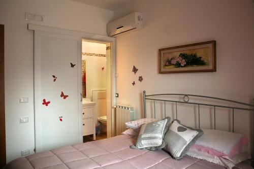 a bedroom with a bed with butterflies on the wall at b&b Bigolin Cristina in Fossalòn