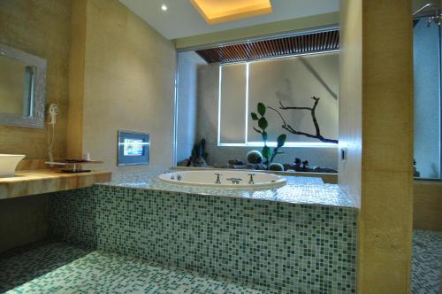 A bathroom at Qixing Jingpin Motel