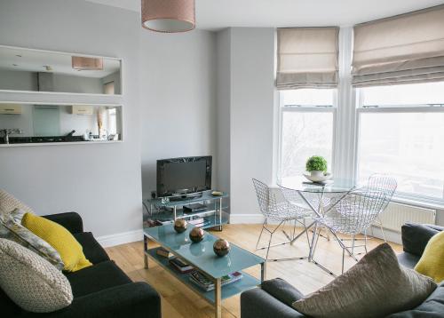 uma sala de estar com um sofá e uma mesa em The Green House classic 2 bedroom apartment em Harrogate