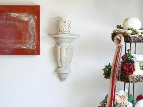 a white column on a wall next to a painting at Waldhotel "Peter aufm Berge" in Bielefeld