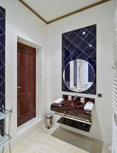 a bathroom with a sink and a mirror at La Gioconda Boutique Hotel in Odesa