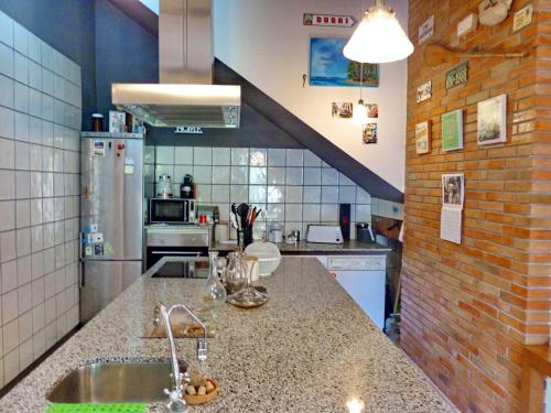 eine Küche mit einer Spüle und einer Arbeitsplatte in der Unterkunft Caltarragona casa rural in Miralcamp