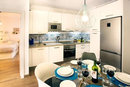 Una cocina o zona de cocina en Bright & Quiet Apartment Malaga Center