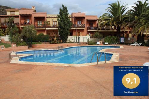 a large swimming pool in front of a building at Vivienda Vacacional Los Balconcitos in Los Cancajos