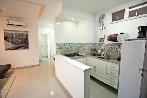 リオデジャネイロにあるRio Spot Homes Copacabana D040のキッチン(白いキャビネット、白い冷蔵庫付)
