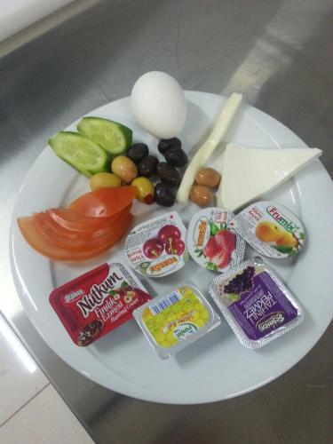 un piatto bianco con diversi tipi di cibo sopra di Grand Dost Hotel a Osmancık