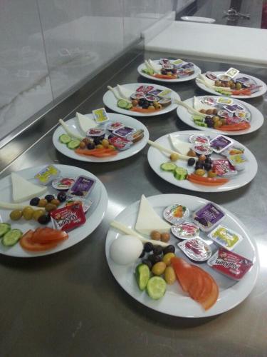 un mucchio di piatti di cibo su un tavolo di Grand Dost Hotel a Osmancık