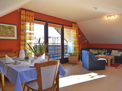 uma sala de jantar com uma mesa azul e cadeiras em Quiet apartment in Merlsheim with balcony em Nieheim