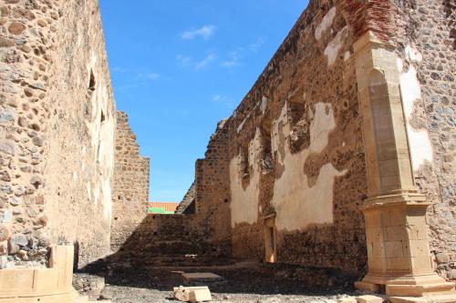 an alley in an old building with a blue sky at Pousada Quinta Ribeirinha in Cidade Velha