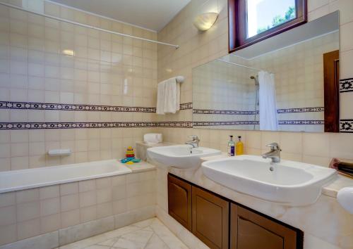 Et badeværelse på Algarve Luxury Experience - Situated within the Pinecliffs Resort