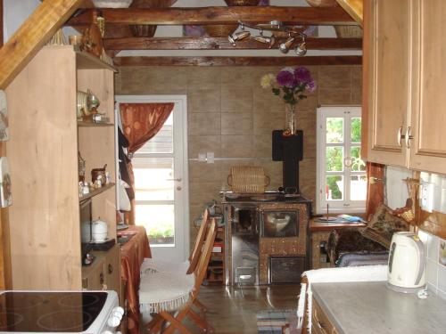 una cocina con una estufa antigua en una habitación en chatka, en Rajecké Teplice