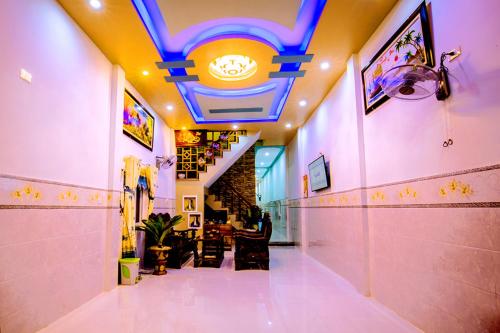 a hallway with a room with a blue ceiling at Motel Thuyền & Biển in Ly Son
