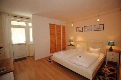 ザスニッツにあるFürstenhof Appartement 404のベッドルーム(大きな白いベッド1台、窓付)