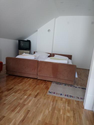 Ein Bett oder Betten in einem Zimmer der Unterkunft Apartments and Rooms Vicko