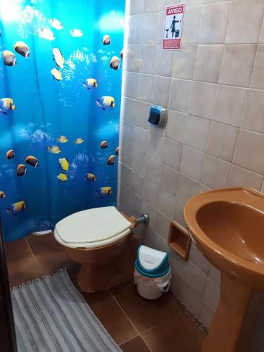 a bathroom with a toilet and a sink at Pousada Chalés Vereda do Sol in Ubatuba