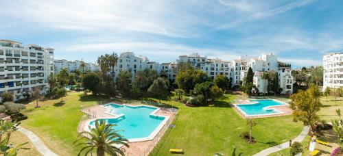 vista aerea di un complesso di appartamenti con due piscine di VACATION MARBELLA I Central Puerto Banus Apt a Marbella