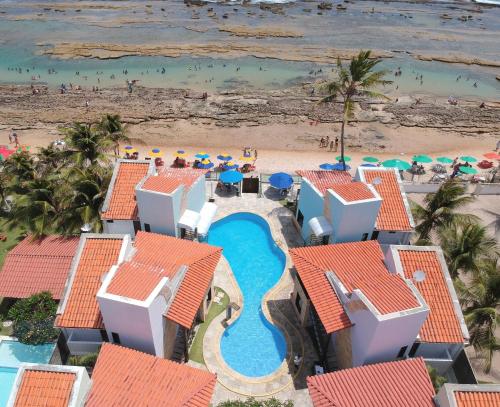 uma vista aérea de um resort com uma praia em Hotel Arrecife dos Corais em Cabo de Santo Agostinho