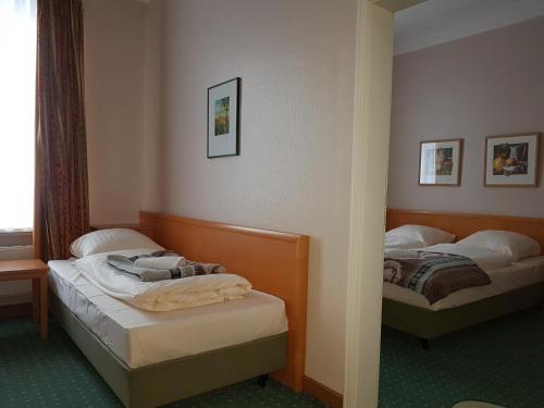 pokój z 2 łóżkami w pokoju w obiekcie Mediterran w mieście Hamburg