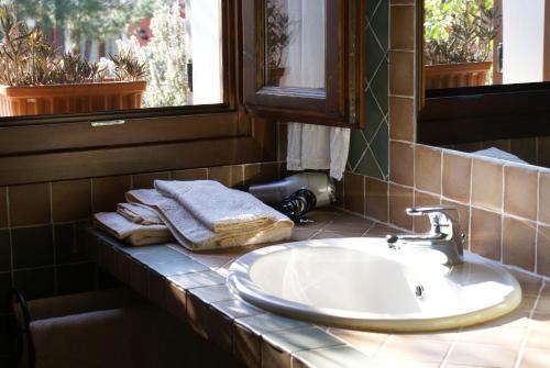 Koupelna v ubytování Agriturismo L'Aglientu B&B