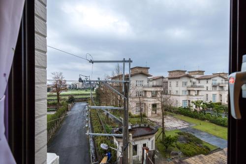 冬山郷にあるThe Hide Bed and breakfastの通りや建物の電車窓からの眺め
