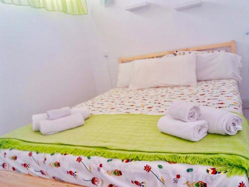 a bedroom with a bed with towels on it at Apartamento privado con piscina in Costa Del Silencio