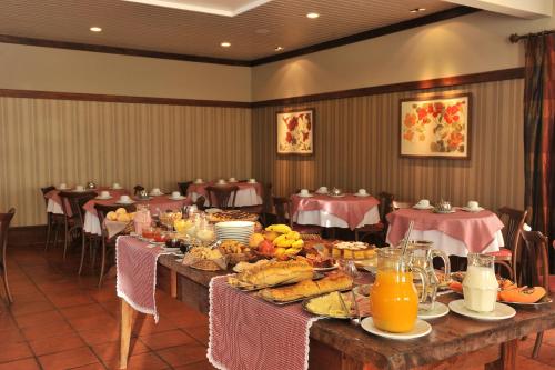 einen langen Tisch mit Essen darauf in einem Restaurant in der Unterkunft Hotel Vila Verde in Nova Petrópolis