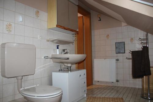 ห้องน้ำของ Ferienappartement Treis