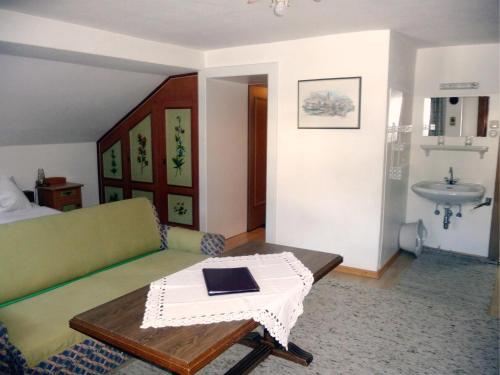 ein Wohnzimmer mit einem Sofa und einem Tisch in der Unterkunft Millinger Appartements in Waidring