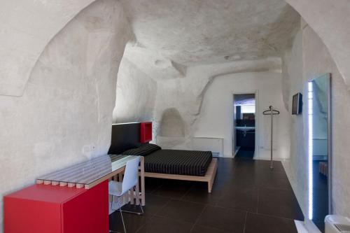un salon avec un canapé et une table dans l'établissement Basiliani Hotel, à Matera