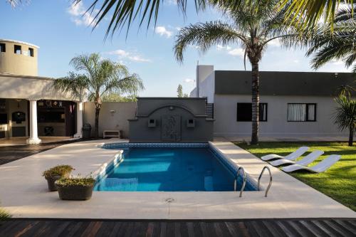 una piscina en el patio trasero de una casa en Reina Mora Hotel en La Rioja