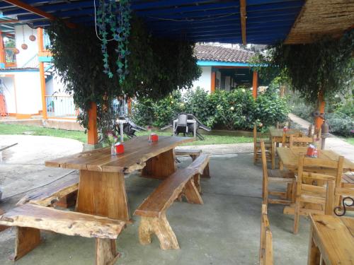 a large wooden picnic table in a patio at Hotel Campestre La Tata in Montenegro